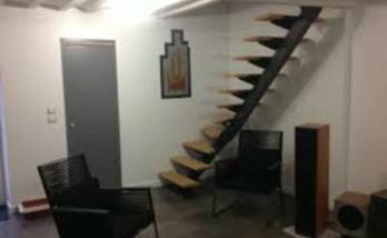  escalier ajouré sans rambarde à la courbe très aérienne.