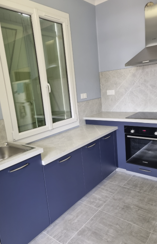 Aménagement de cuisine sur mesure avec décor sol, plan de travail et crédence en décor assorti à Crozon (29160)