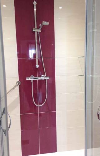 Colonne en faïence prune pour trancher et apporter du peps !  