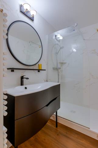 Fontaines Sur Saône (69270) : Rénovation complète d'une salle de bains avec l'alliance réussie du carrelage effet marbre et du noir