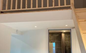 Accès au second étage de la mezzanine après création escalier bois pin massif vue sur la balustrade de sécurité - Cergy - 95000 -