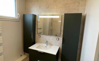 Meuble vasque et colonnes de rangement 