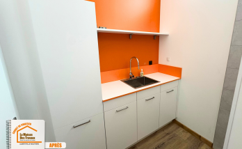 espace technique intégré, rénovation agence commerciale, salle de bain dans placard, travaux plomberie électrique, aménagement pièce invisible