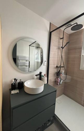 Rénovation complète de salle de bain moderne par La Maison des Travaux Paris 17