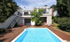 Piscine semi-enterrée et terrasse en bois composite