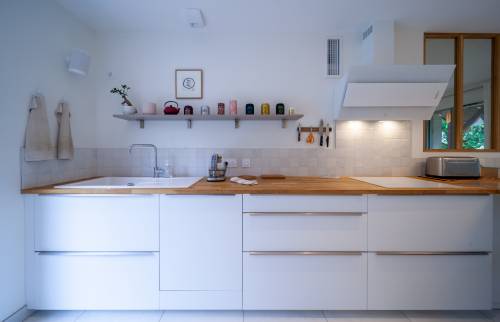 la cuisine, en bois et blanc