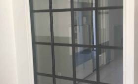 Installation d'une porte verrière loft