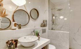 Salle de bain rénovée à Hyères avec douche à l’italienne, meuble vasque moderne et décoration épurée