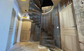 Escalier avec taules ondulées récupérées et réutilisées