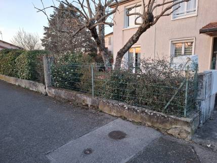 Muret et grillage avant travaux de rénovation extérieure - Ambérieu-en-Bugey 01500