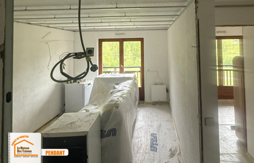  rénovation appartement Praz-sur-Arly, rénovation cuisine Praz-sur-Arly, appartement montagne chaleureux, rénovation intérieure Haute-Savoie, la maison des travaux chamonix