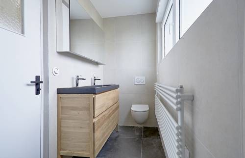 La salle de douche est équipée de tout le nécessaire