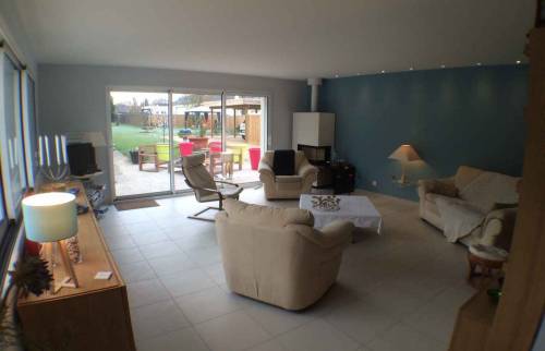 Un grand séjour lumineux avec spots réglables