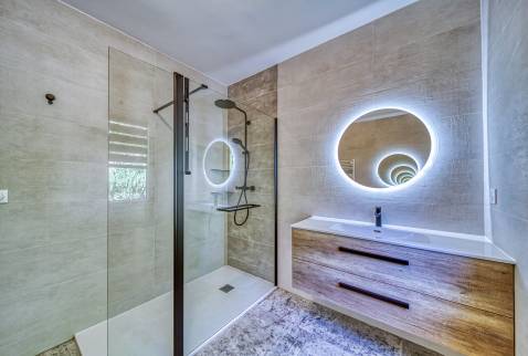 La première salle de bain avec une douche à l'italienne