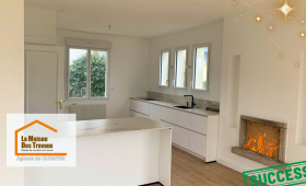 Vue générale de la cuisine moderne, avec son îlot central en marbre et ses lignes épurées pour un espace lumineux et fonctionnel.