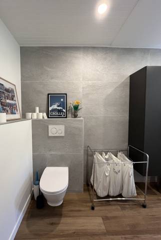 Entrée de la salle de bain, avec WC suspendus