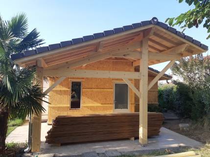 Travaux de construction d'une extension de maison avec prolongement de toiture en abri de terrasse - Meximieux 01800