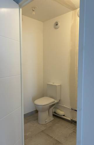 Création d’une nouvelle entrée toilettes appartement PMR La Maison Des Travaux Bruz