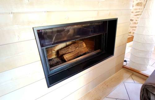Gros plan sur le foyer fermé - Appoigny (89).