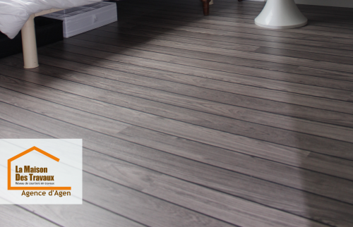 Pose d’un sol stratifié effet bois : un choix esthétique et durable pour un espace sous combles.