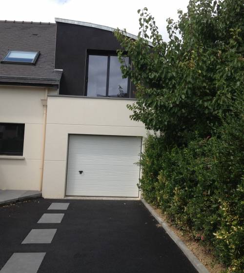 Surélévation de maison au dessus du garage avec toiture berceau cintrée en zinc - Carquefou - 44470 - 