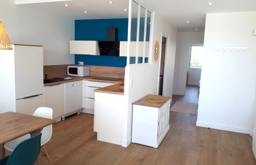 Cuisine ouverte avec faux plafond et spots encastrés