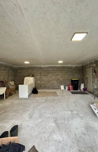 Avant rénovation maison – pièce adjacente brute face 3