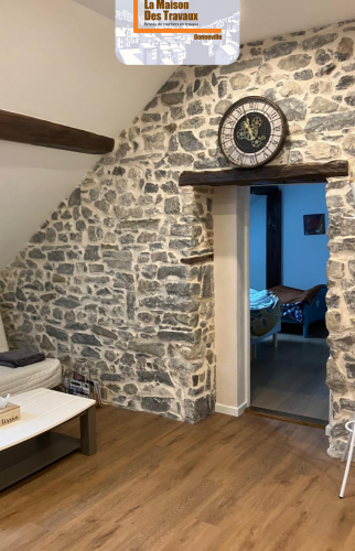 Mur en pierres apparentes dans un salon rénové à Bonneville en Haute-Savoie