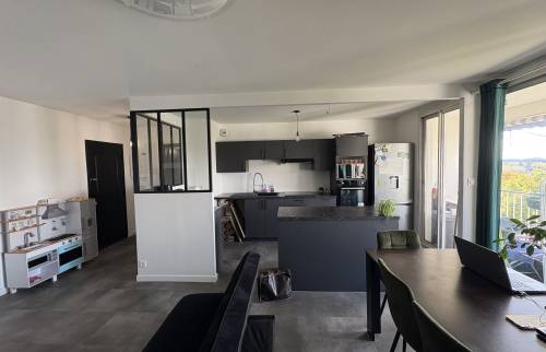 Cuisine moderne après rénovation avec La Maison Des Travaux Bruz
