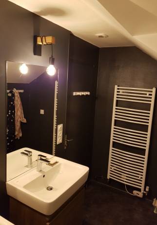 Adaptation de l'installation électrique, pose du sèche serviette  et mise en peinture