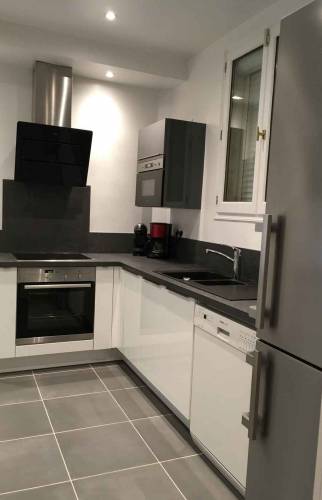 Avec rénovation de la porte en galandage, et des conduits d'évacuation des fumées