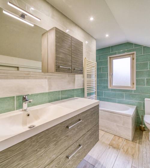 la grande salle-de-bain de l'étage