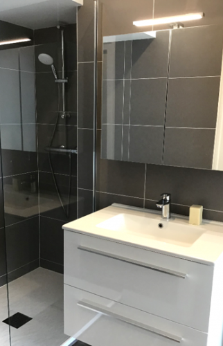 Salle de bain : meuble vasque à tiroirs