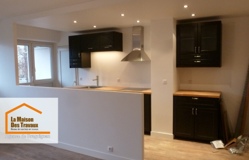 La cuisine a été entièrement réaménagée avec des matériaux de qualité : des meubles en noir mat pour un effet sophistiqué et des plans de travail en bois massif, ajoutant chaleur et caractère à l’ensemble. 