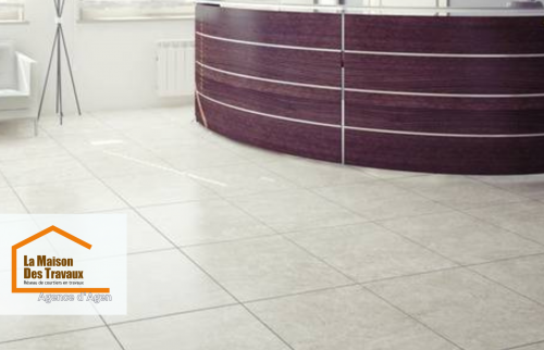 Un carrelage clair et résistant, idéal pour un lieu accueillant et facile d’entretien.