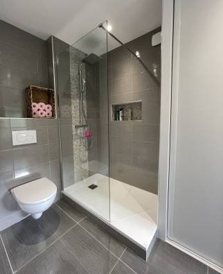 WC suspendus et douche à l'italienne