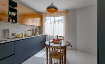 Fontaines Saint Martin (69270) : une nouvelle cuisine / vue linéaire evier et cuisson