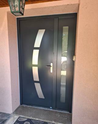 Rénovation de menuiserie avec pose d'une porte d'entrée isolante vue extérieure - Lagnieu 01150