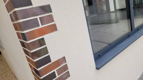 Détail enduit et encorbellement briques