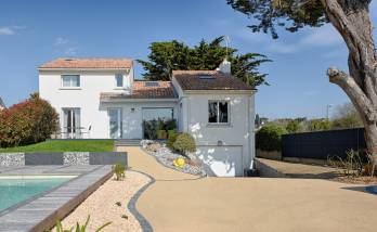 Vue de la maison et des extérieurs après rénovation.