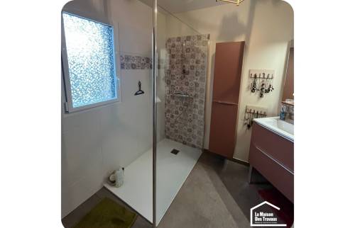 Douche à l'italienne avec une faïence en accord avec le mobilier 