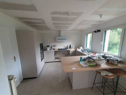Pose de la nouvelle cuisine à Bruz après rénovation