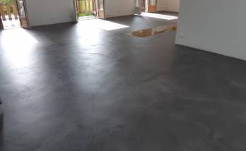 Travaux de rénovation de maison avec revêtement de sol en béton ciré - Saint-Jean-de-Niost 01800