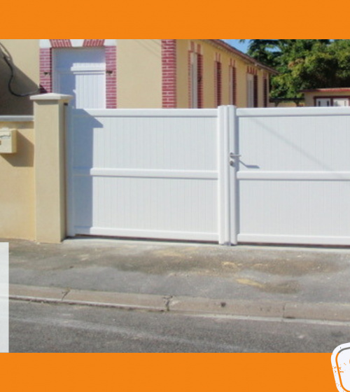 Installation d’un portail battant en PVC blanc à Vesoul : élégance, sécurité et durabilité pour sublimer l’entrée d’une maison.