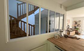 Vue cuisine après rénovation avec verrière d’atelier par La Maison Des Travaux Bruz