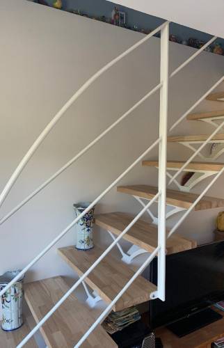 La vision devient réalité : un salon lumineux et accueillant, fruit d'une collaboration réussie avec les artisans de Quimper.