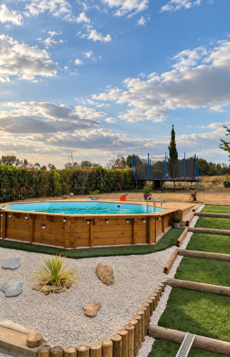 Piscine en bois et cheminement paysager après l'aménagement du jardin à Saint-Cassien