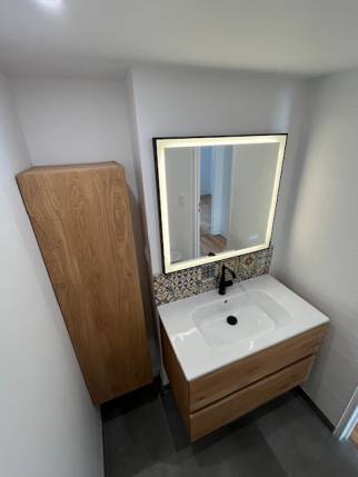 Rénovation de salle de bain avec mobilier suspendu et miroir éclairage LED - Nantes 44000