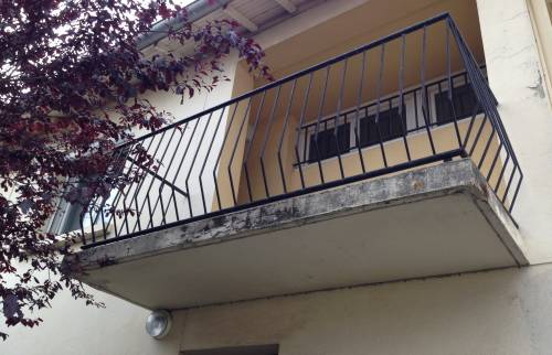 Ancien balcon amené à être détruit