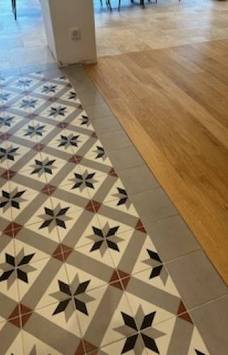 Détail parquet et carreaux ciment